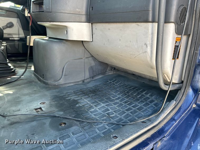 image for item EK4663 2008 Volvo VNM semi truck