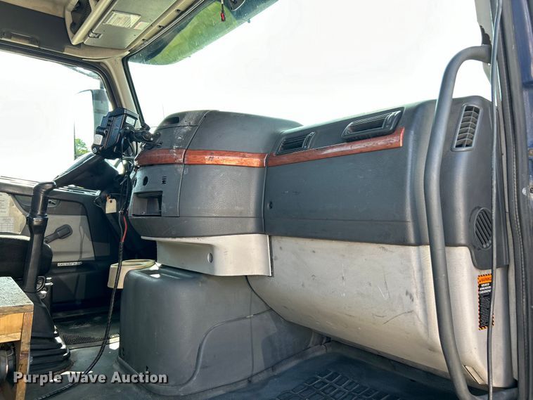 image for item EK4663 2008 Volvo VNM semi truck