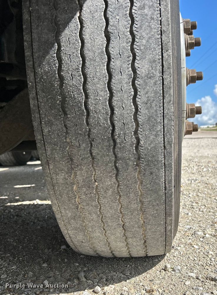 image for item EK4663 2008 Volvo VNM semi truck