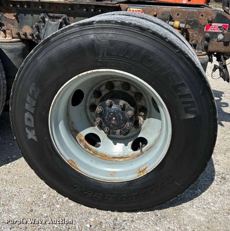 image for item EK4663 2008 Volvo VNM semi truck