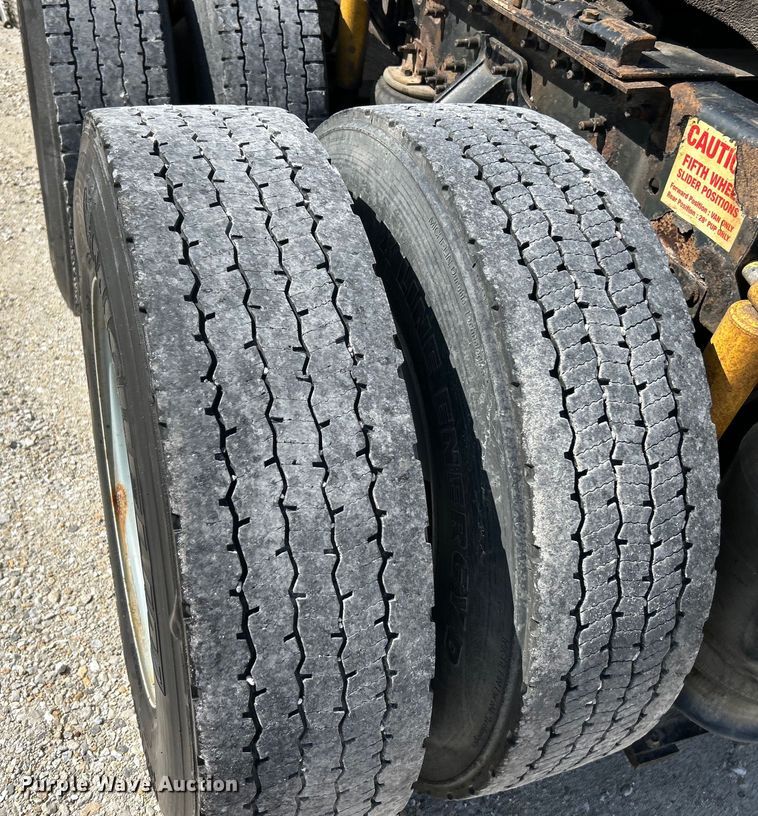 image for item EK4663 2008 Volvo VNM semi truck