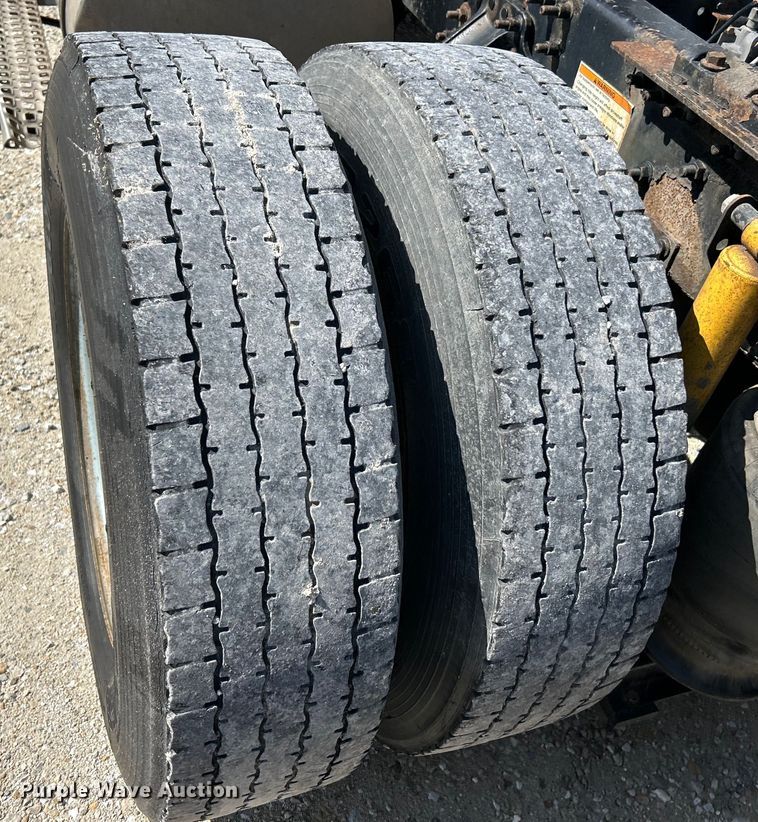 image for item EK4663 2008 Volvo VNM semi truck