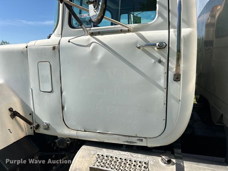 image for item EK4678 1998 Mack RD690S dump truck