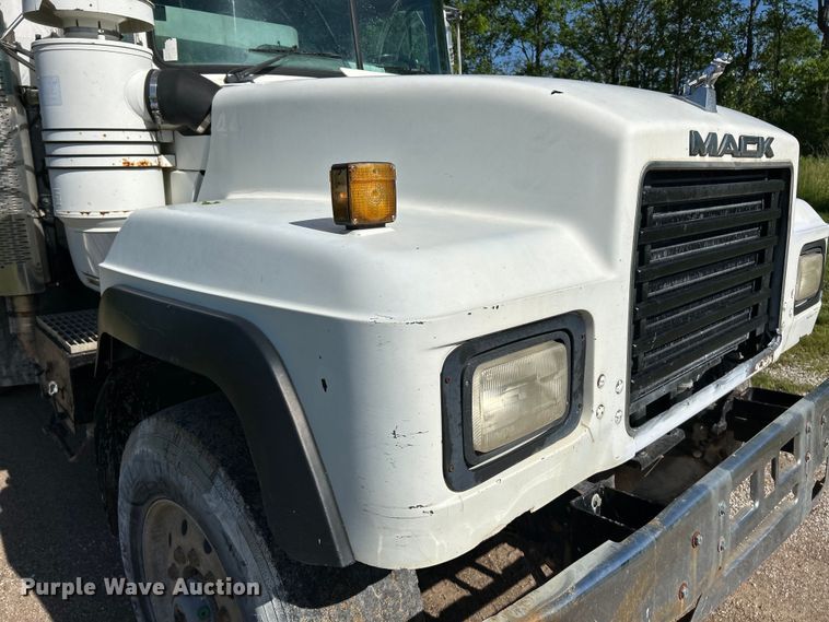 image for item EK4678 1998 Mack RD690S dump truck