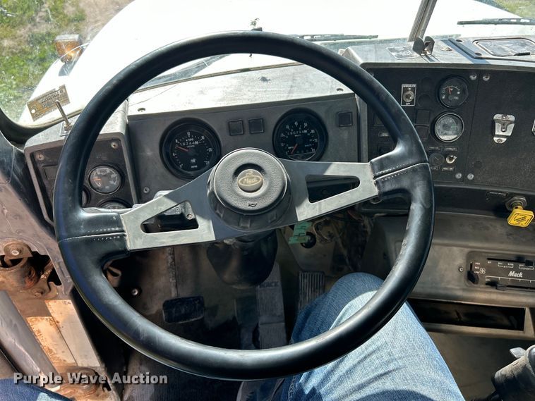 image for item EK4678 1998 Mack RD690S dump truck