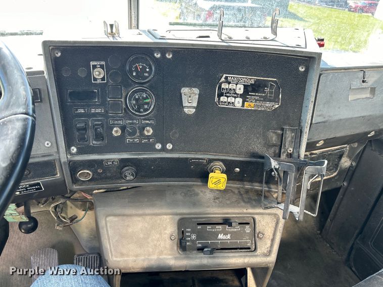 image for item EK4678 1998 Mack RD690S dump truck
