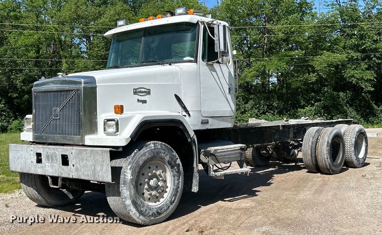 image for item EK4679 1999 Volvo Autocar truck cab and chassis