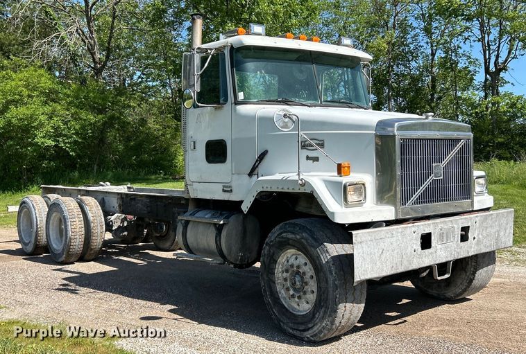 image for item EK4679 1999 Volvo Autocar truck cab and chassis