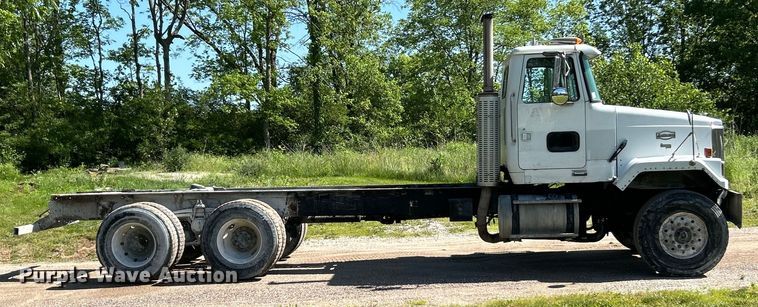 image for item EK4679 1999 Volvo Autocar truck cab and chassis