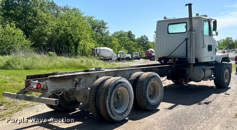 image for item EK4679 1999 Volvo Autocar truck cab and chassis