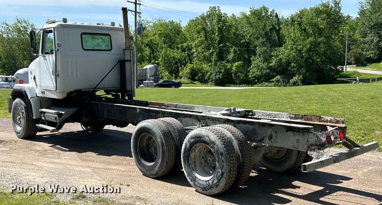 image for item EK4679 1999 Volvo Autocar truck cab and chassis