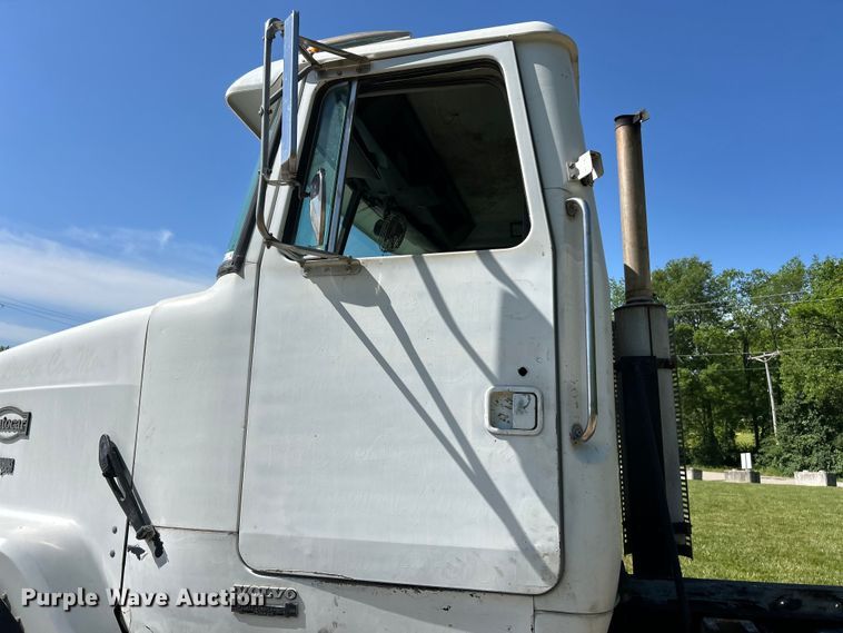 image for item EK4679 1999 Volvo Autocar truck cab and chassis