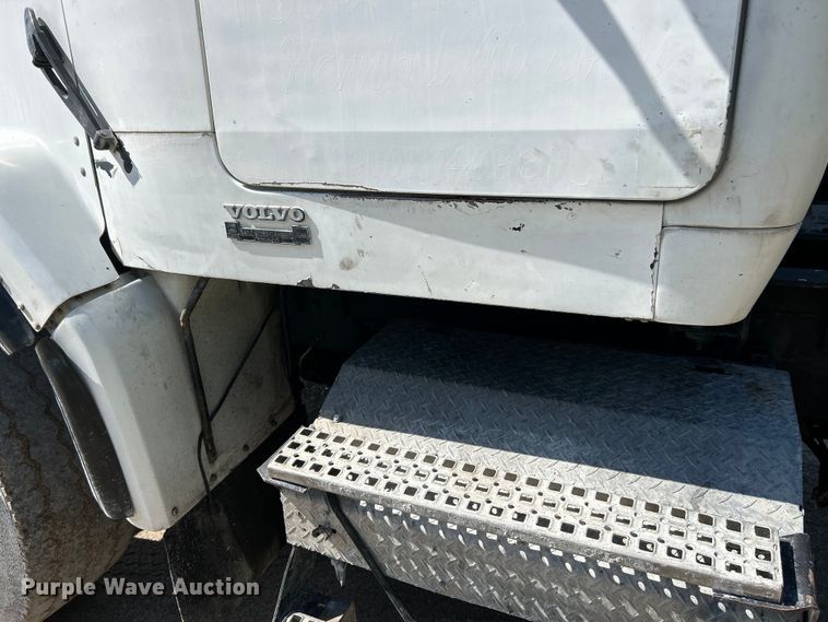 image for item EK4679 1999 Volvo Autocar truck cab and chassis