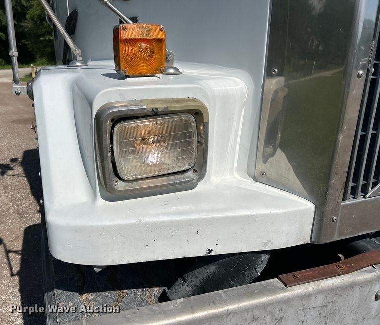 image for item EK4679 1999 Volvo Autocar truck cab and chassis