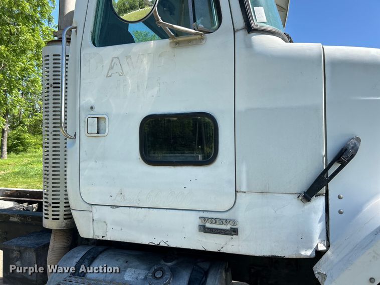 image for item EK4679 1999 Volvo Autocar truck cab and chassis