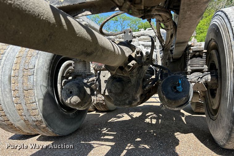 image for item EK4679 1999 Volvo Autocar truck cab and chassis