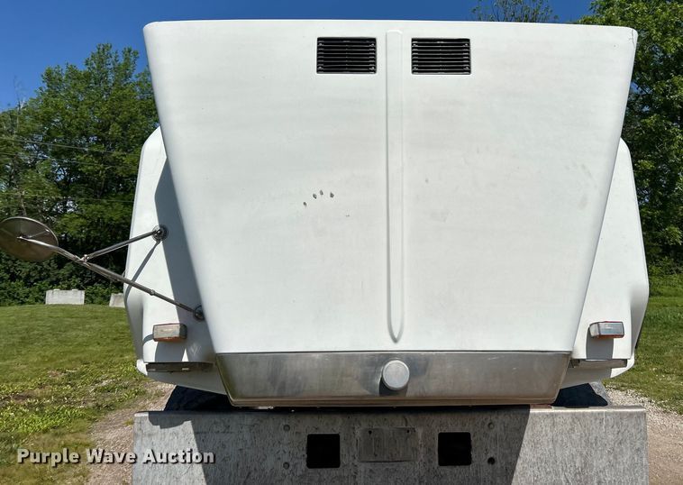 image for item EK4679 1999 Volvo Autocar truck cab and chassis