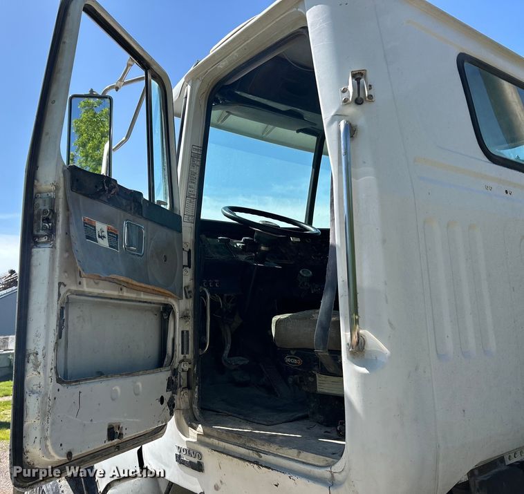 image for item EK4679 1999 Volvo Autocar truck cab and chassis