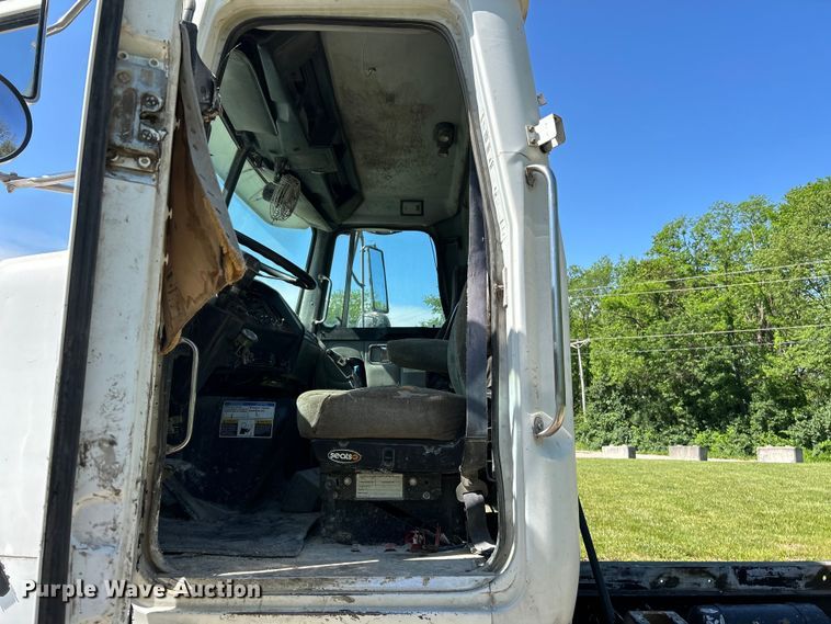 image for item EK4679 1999 Volvo Autocar truck cab and chassis