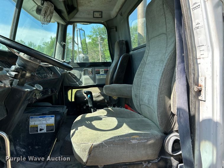 image for item EK4679 1999 Volvo Autocar truck cab and chassis