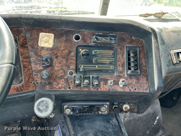 image for item EK4679 1999 Volvo Autocar truck cab and chassis