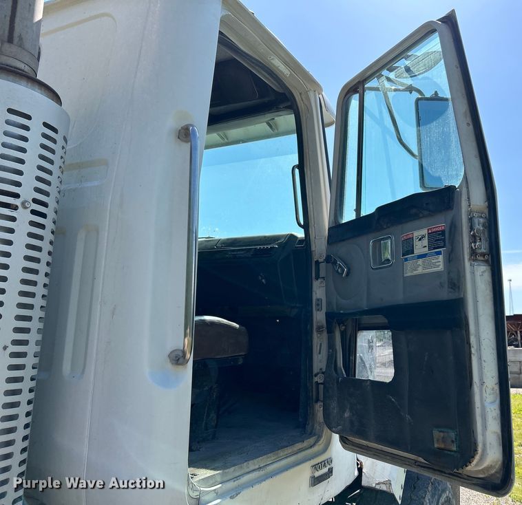 image for item EK4679 1999 Volvo Autocar truck cab and chassis