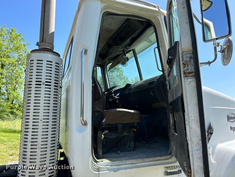 image for item EK4679 1999 Volvo Autocar truck cab and chassis