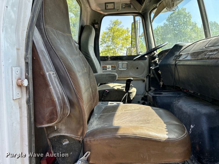 image for item EK4679 1999 Volvo Autocar truck cab and chassis