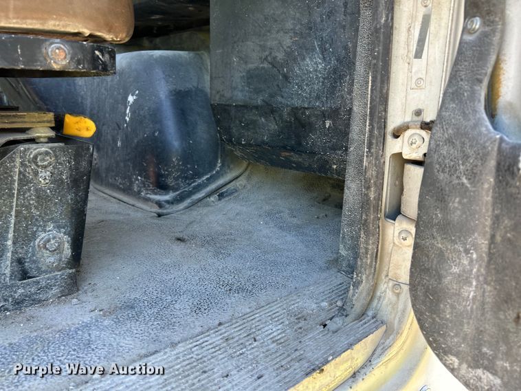 image for item EK4679 1999 Volvo Autocar truck cab and chassis