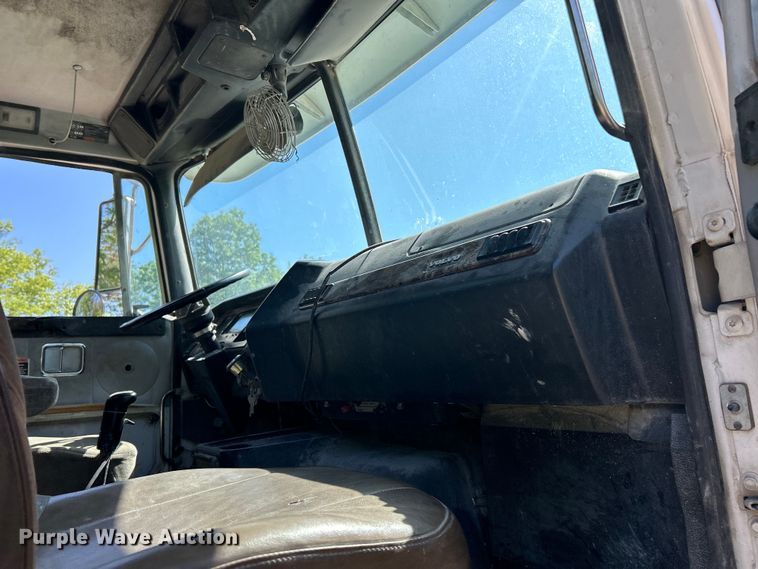 image for item EK4679 1999 Volvo Autocar truck cab and chassis