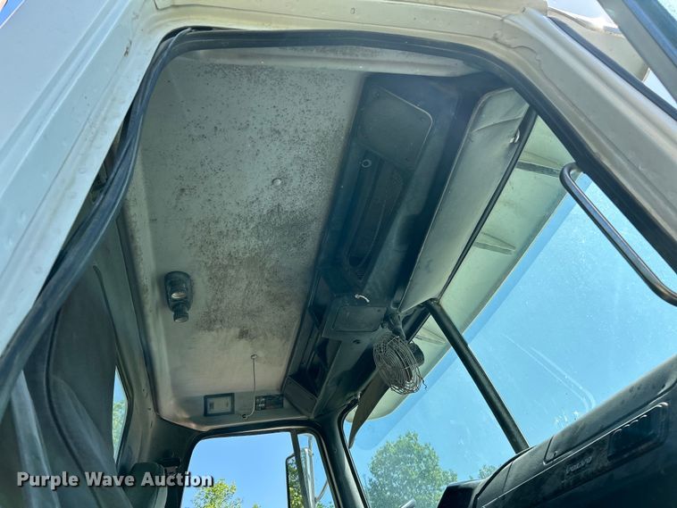 image for item EK4679 1999 Volvo Autocar truck cab and chassis