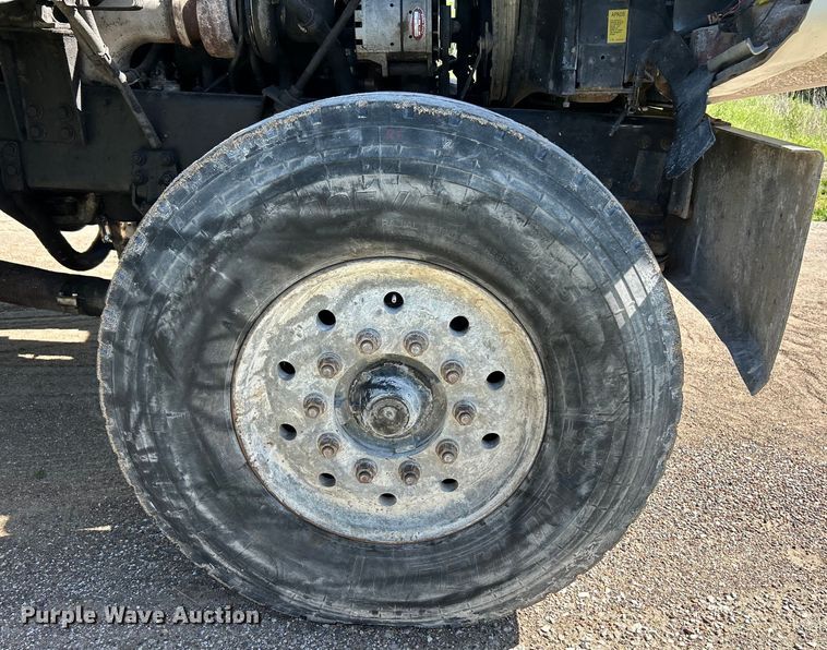 image for item EK4679 1999 Volvo Autocar truck cab and chassis