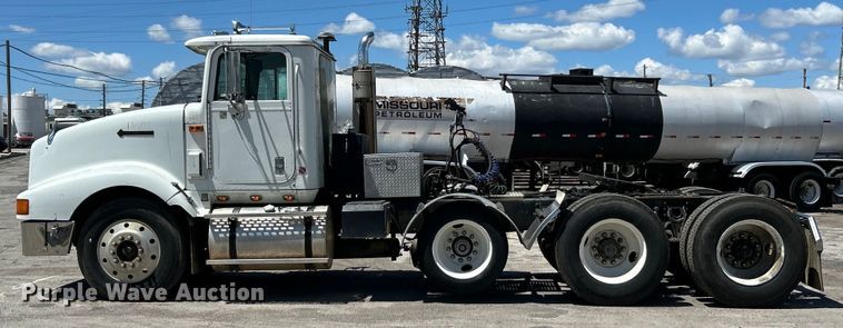 image for item EK4713 1997 International  9400 semi truck