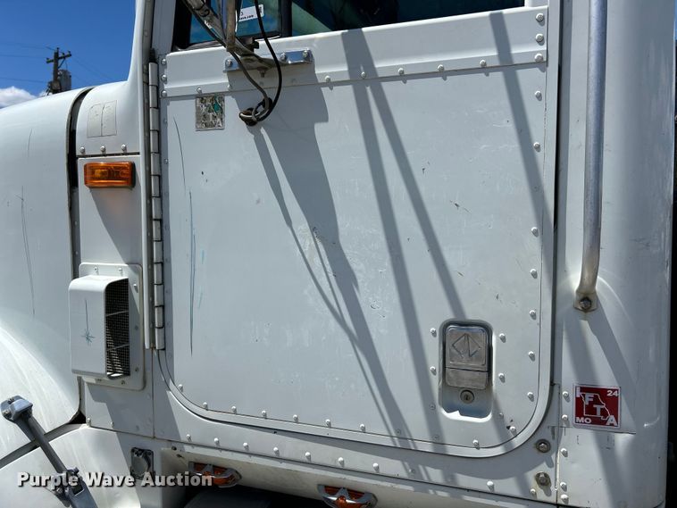 image for item EK4713 1997 International  9400 semi truck