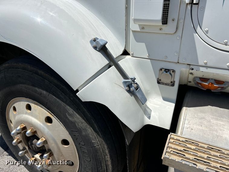 image for item EK4713 1997 International  9400 semi truck