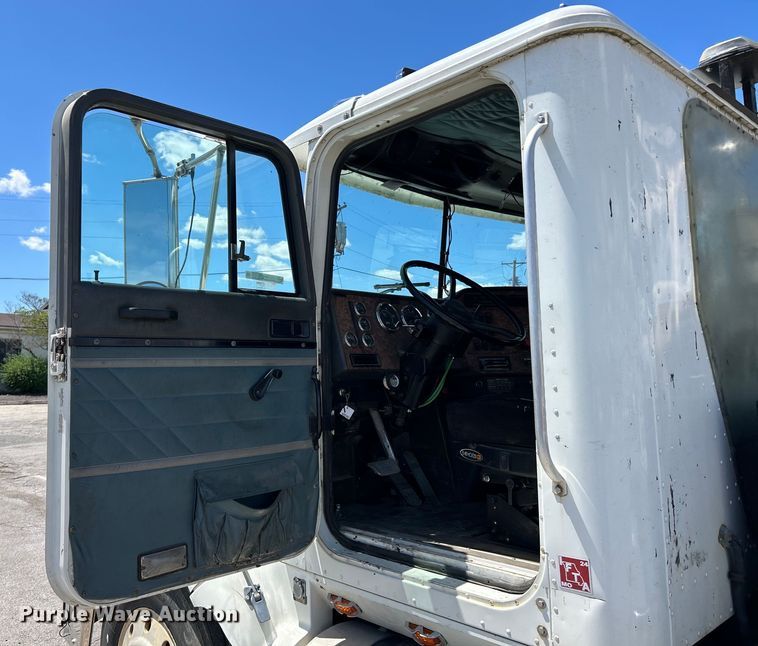 image for item EK4713 1997 International  9400 semi truck