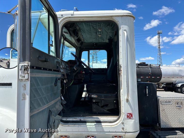 image for item EK4713 1997 International  9400 semi truck