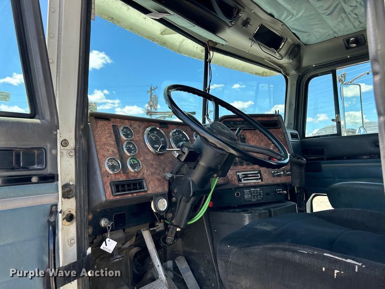 image for item EK4713 1997 International  9400 semi truck