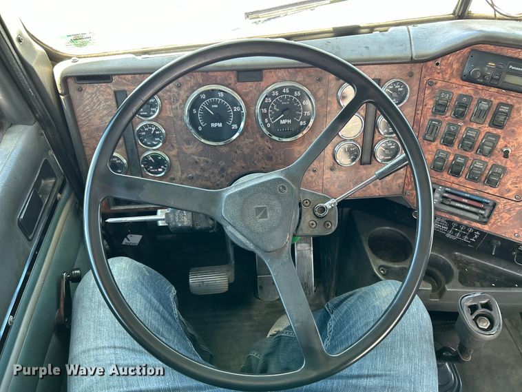 image for item EK4713 1997 International  9400 semi truck