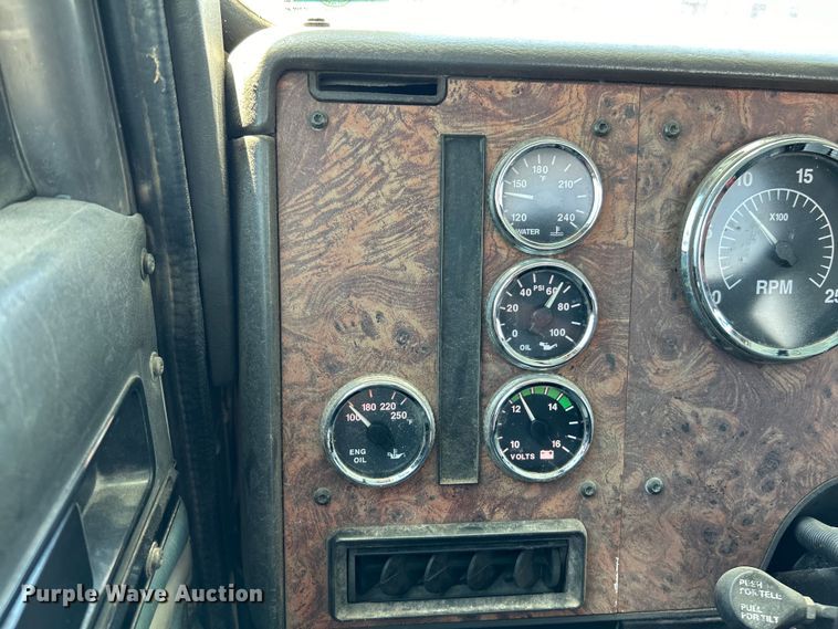 image for item EK4713 1997 International  9400 semi truck