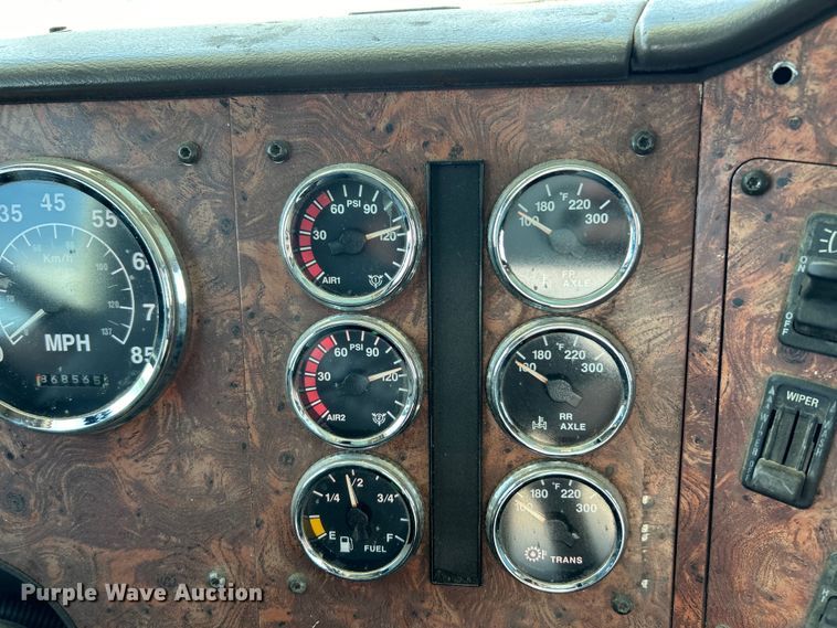 image for item EK4713 1997 International  9400 semi truck