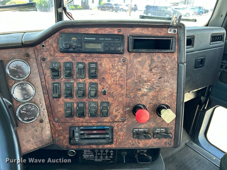 image for item EK4713 1997 International  9400 semi truck