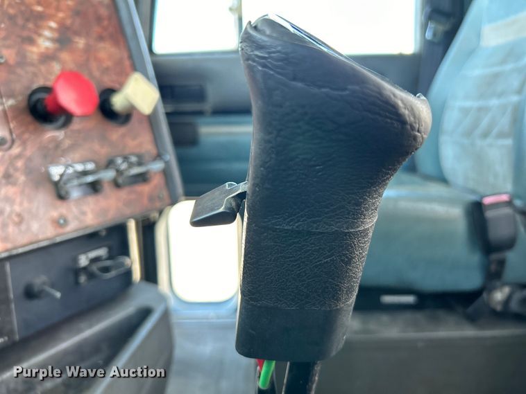 image for item EK4713 1997 International  9400 semi truck