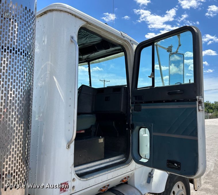 image for item EK4713 1997 International  9400 semi truck