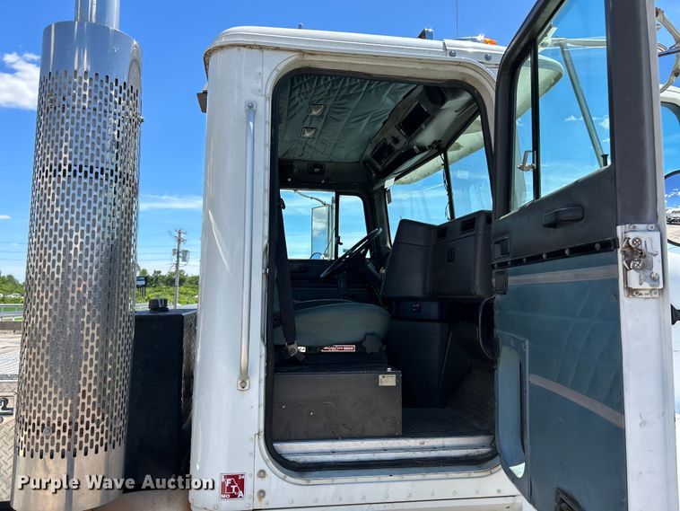 image for item EK4713 1997 International  9400 semi truck