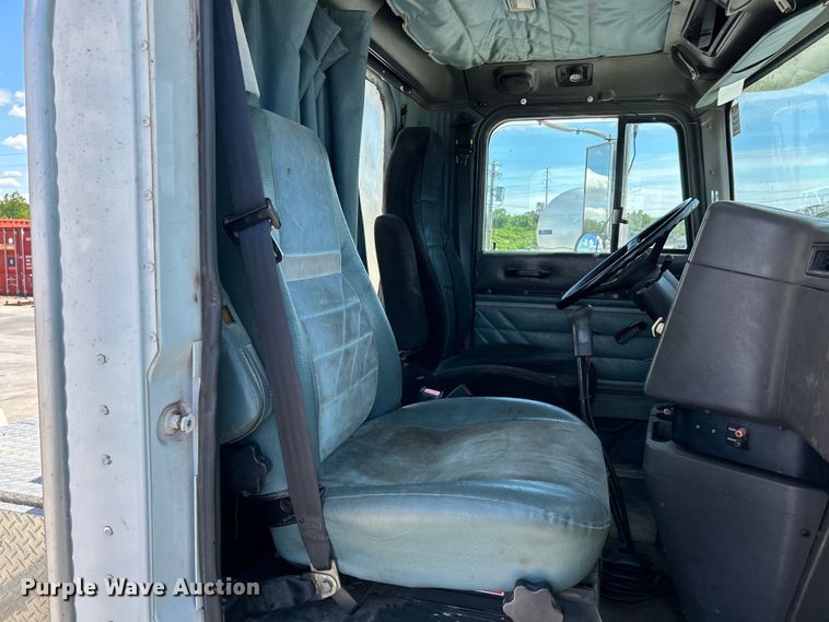 image for item EK4713 1997 International  9400 semi truck