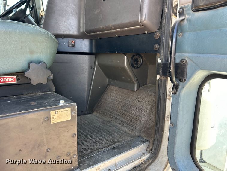 image for item EK4713 1997 International  9400 semi truck