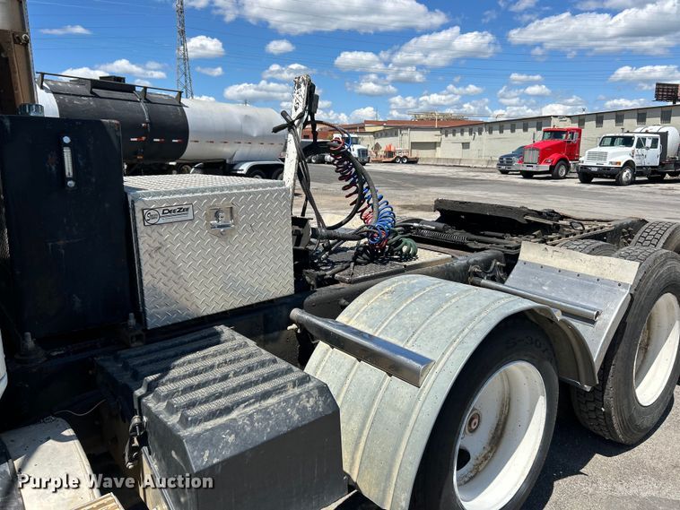 image for item EK4713 1997 International  9400 semi truck