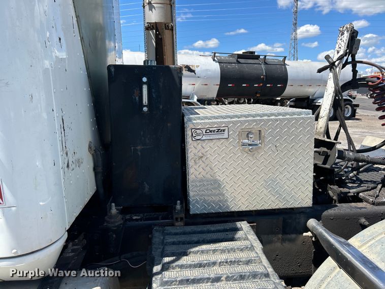 image for item EK4713 1997 International  9400 semi truck