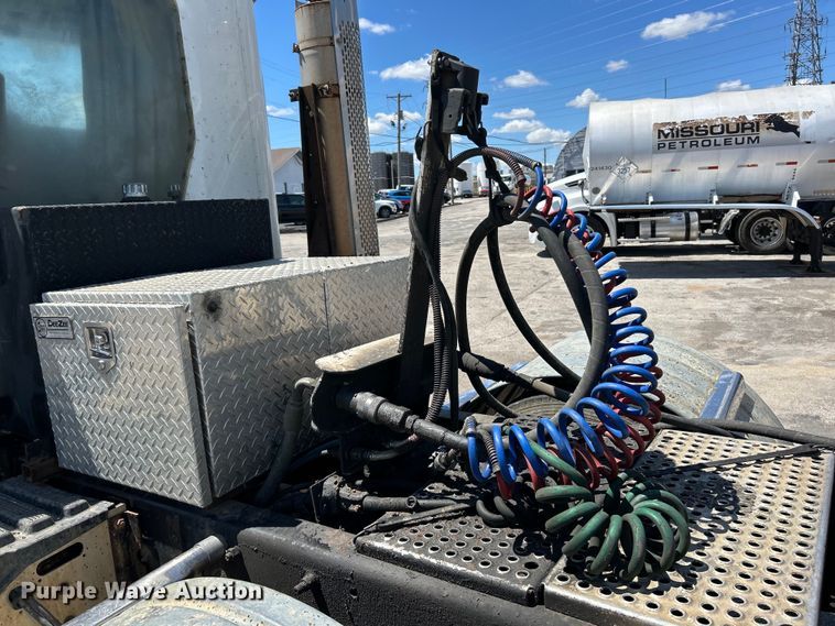 image for item EK4713 1997 International  9400 semi truck